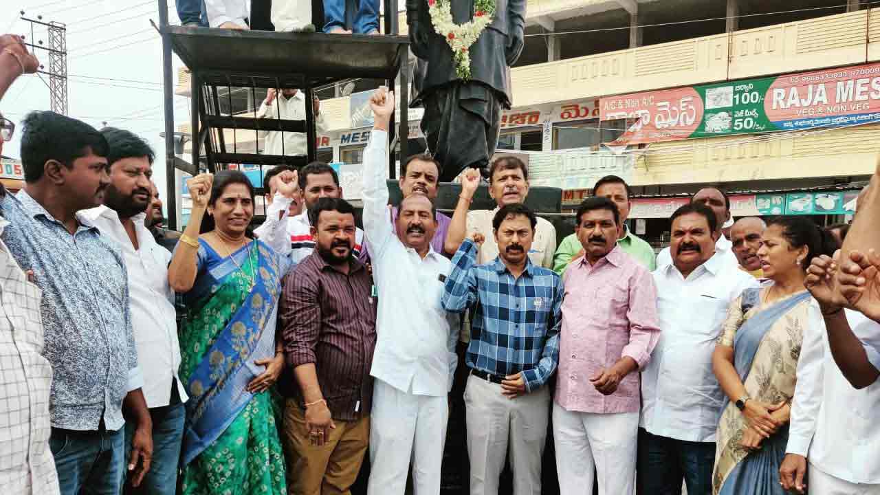 లక్ష్మణ్‌ బాపూజీ ఆశయాలను కొనసాగించాలి