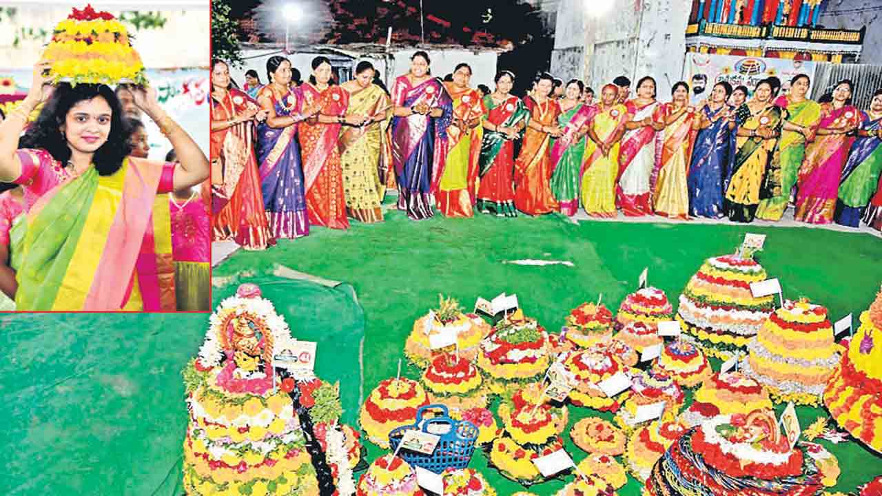 ఏమేమి పువ్వొప్పునే గౌరమ్మ..