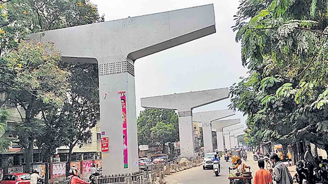 జోరుగా స్టీలు వంతెన నిర్మాణం