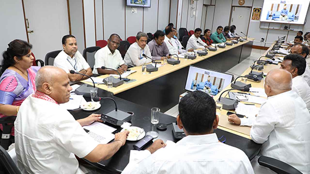 సూప‌ర్ స్పెషాలిటీ ఆసుప‌త్రి నిర్మాణంపై ప్రత్యేక దృష్టి సారించాలి