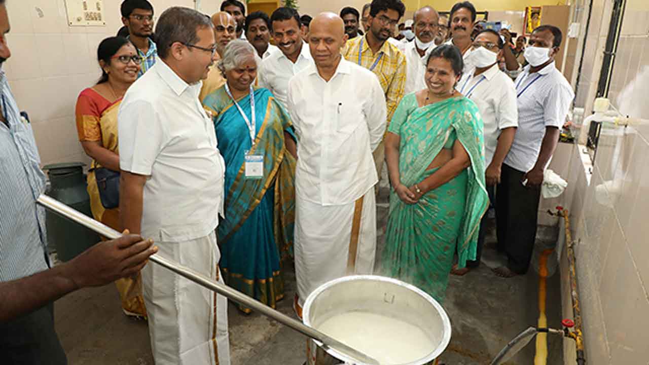 స్విమ్స్ విద్యార్థులకు ఉచితంగా భోజ‌నం : టీటీడీ ఈవో