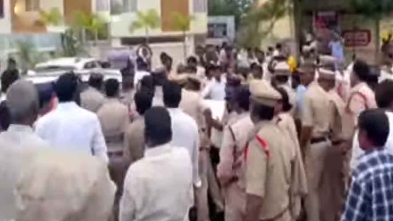 గుడివాడలో టెన్షన్.. టీడీపీ నాయకులను అడ్డుకున్న పోలీసులు