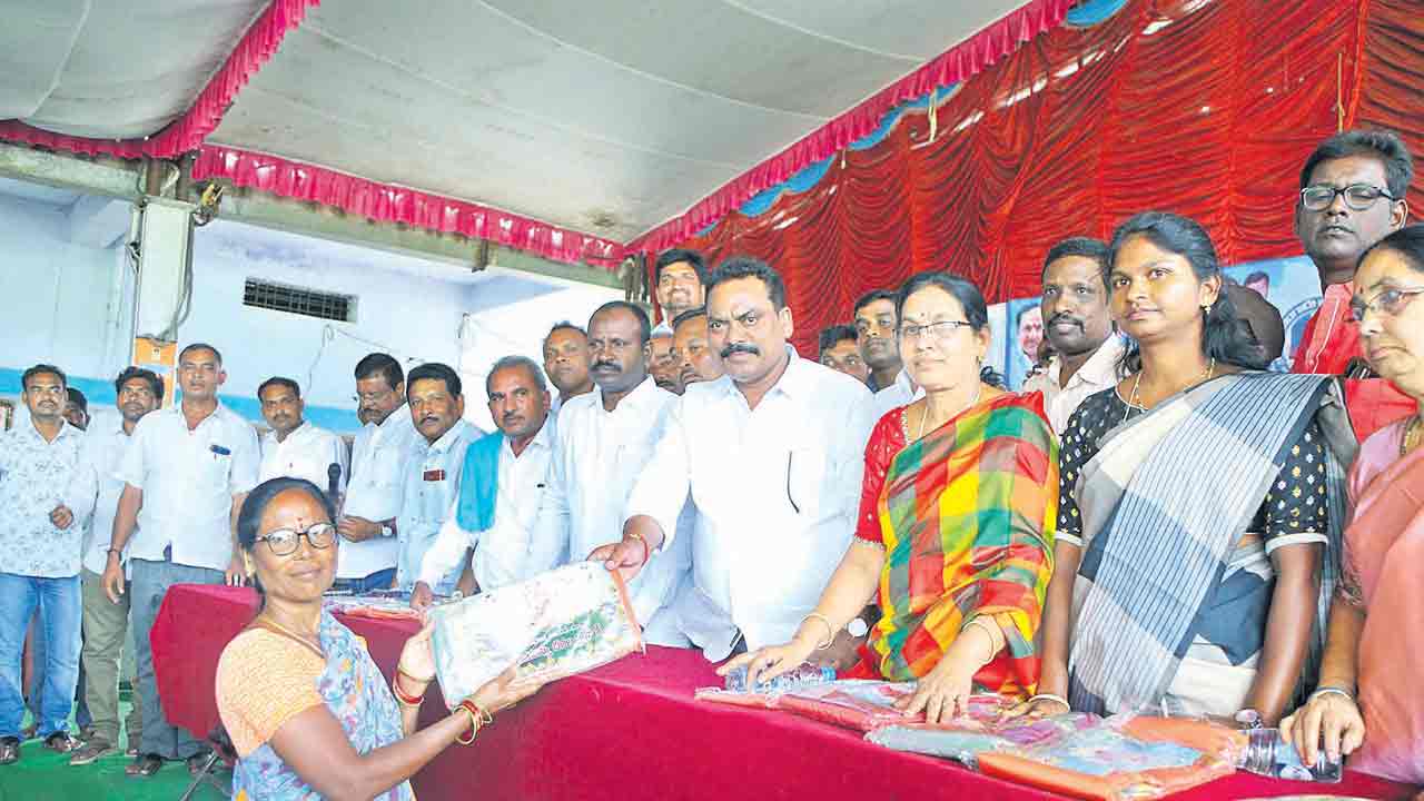 బతుకమ్మ కానుక చరిత్రాత్మకం