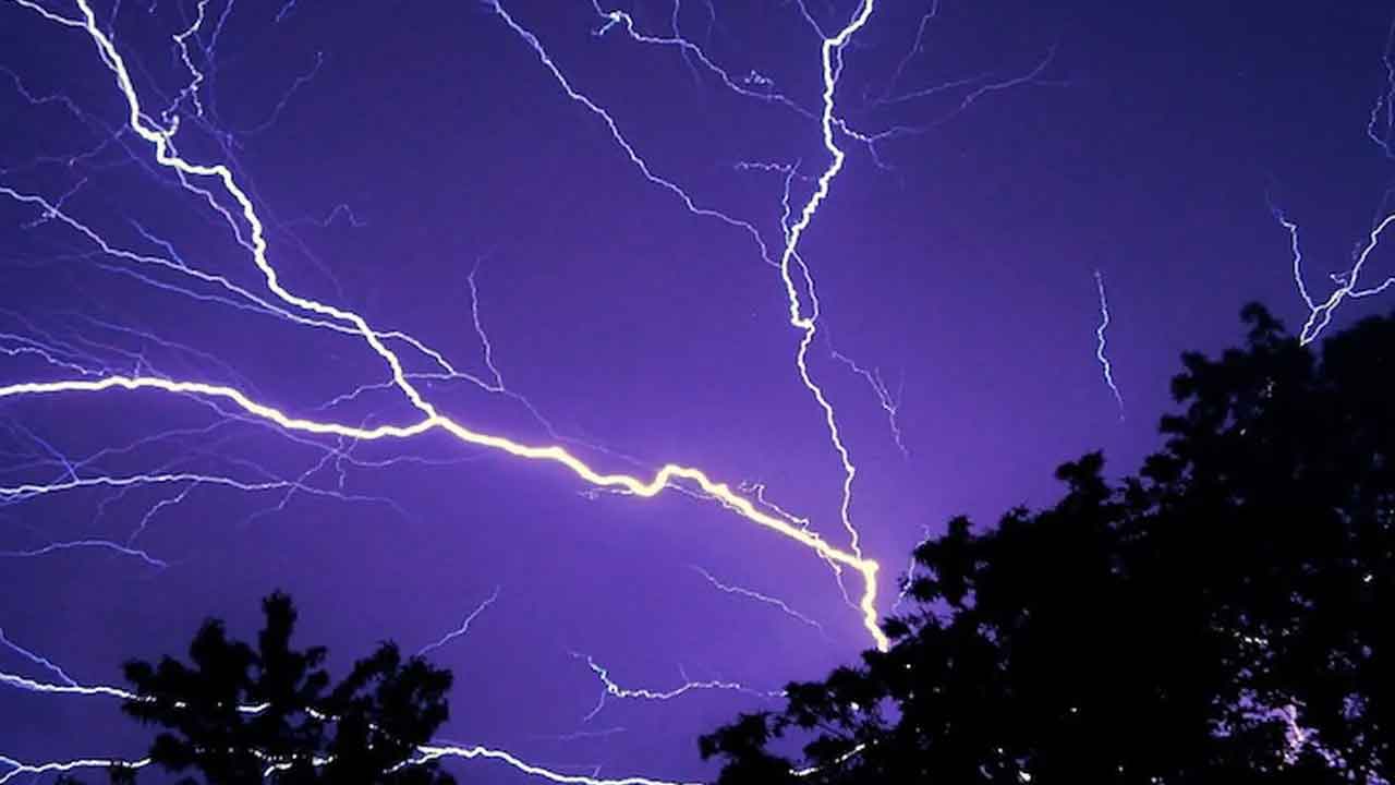 పల్నాడు జిల్లాలో పిడుగుపడి తండ్రి మృతి.. కుమారుడికి తీవ్రగాయాలు