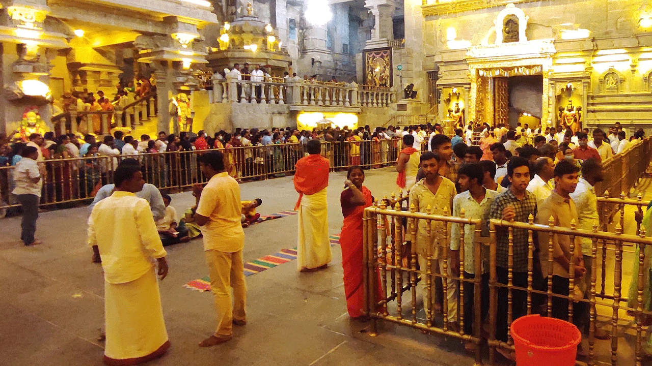 భక్తులతో పులకించిన యాదాద్రి