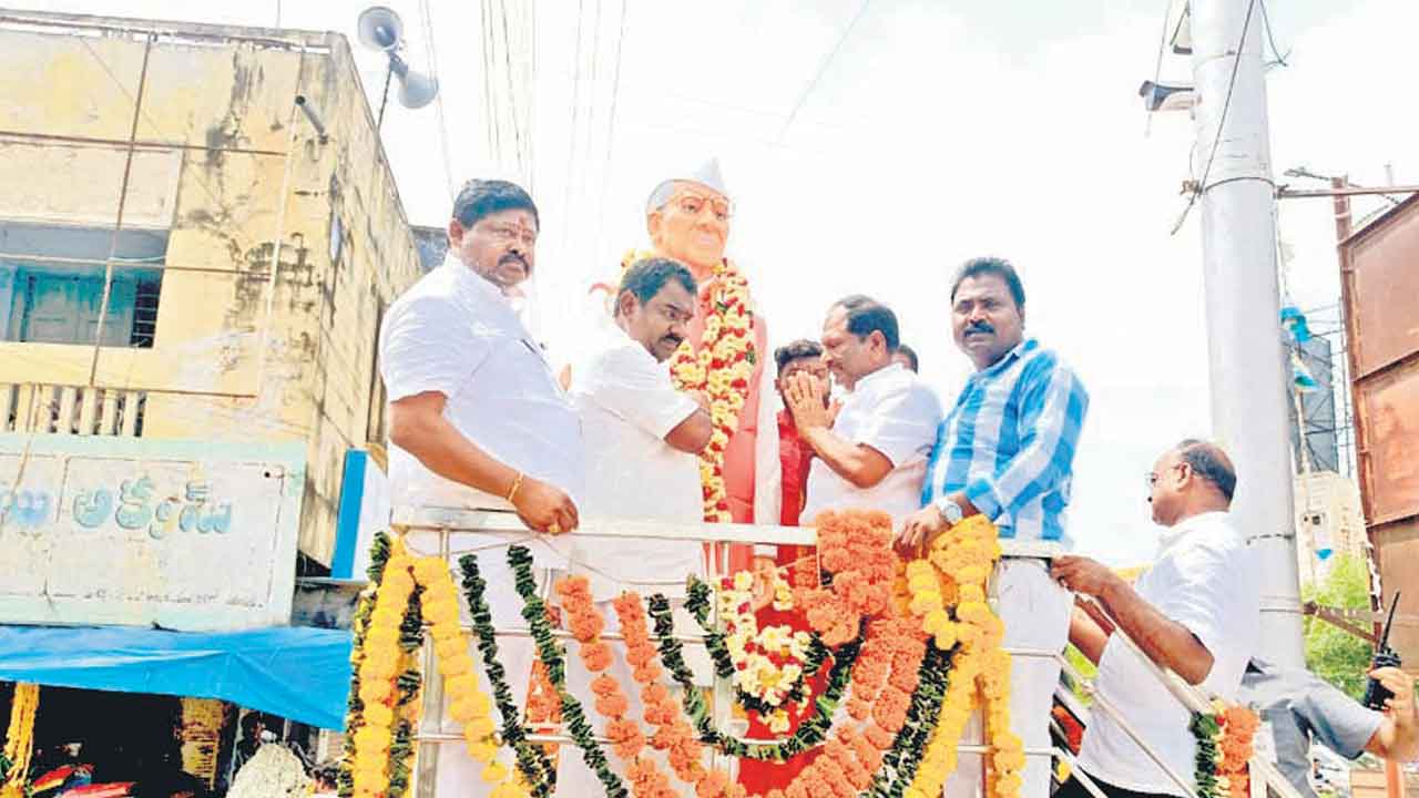 బాపూజీ జీవితం ఆదర్శం