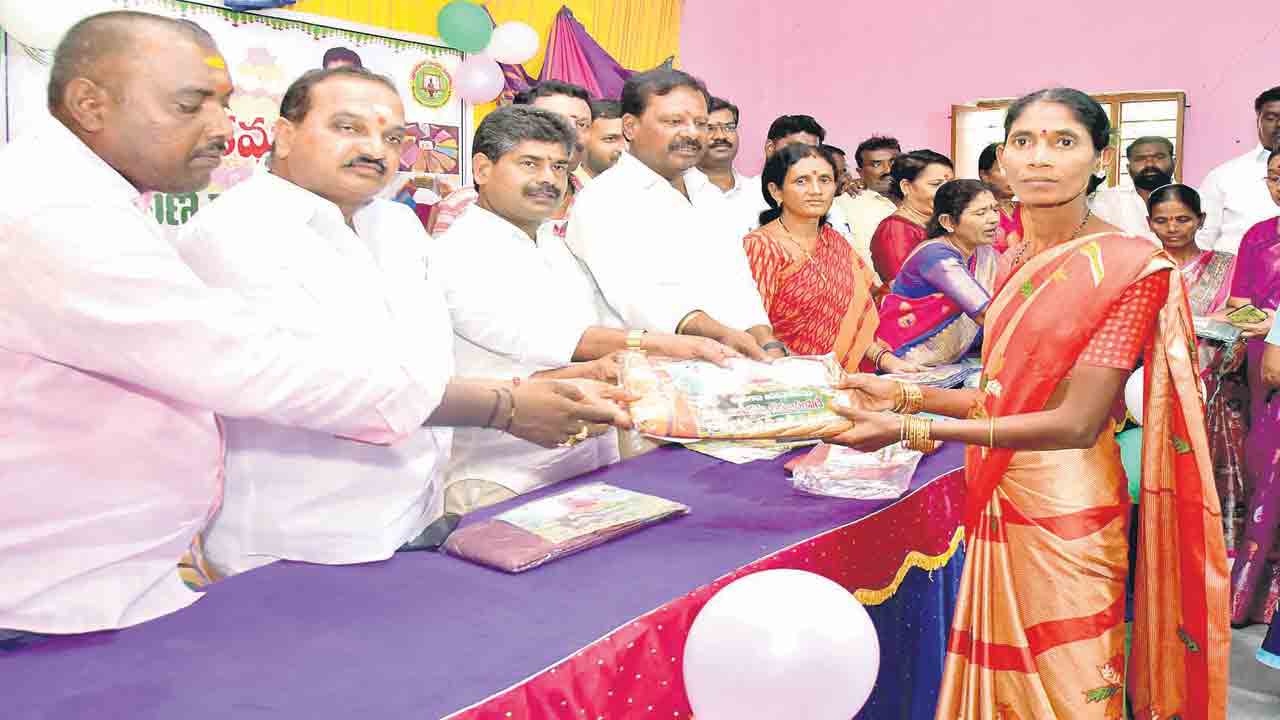 సిరిసిల్ల ఆడబిడ్డకు మొదటి చీర