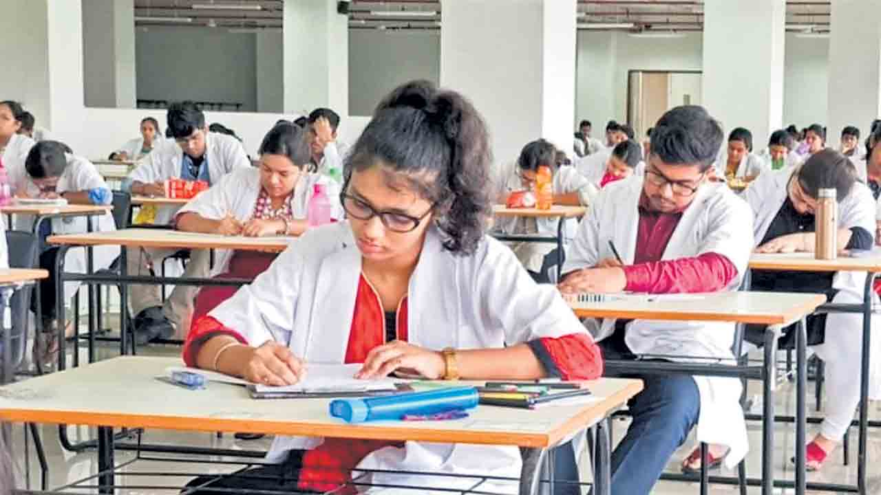 మెడికల్‌ సీట్లలో స్థానికులకే 85% కోటా