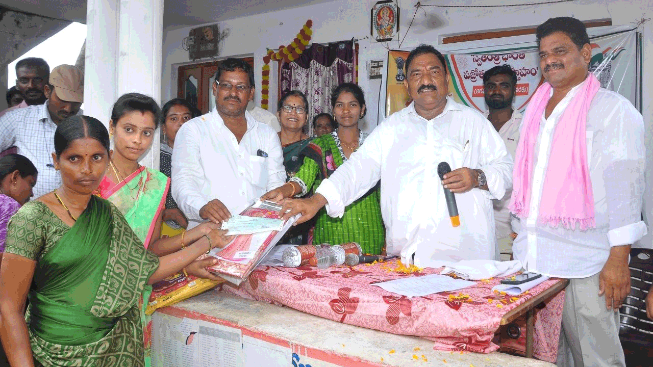 గవర్నర్‌ను అడ్డుపెట్టుకొని.. అభివృద్ధిని ఆపలేరు..