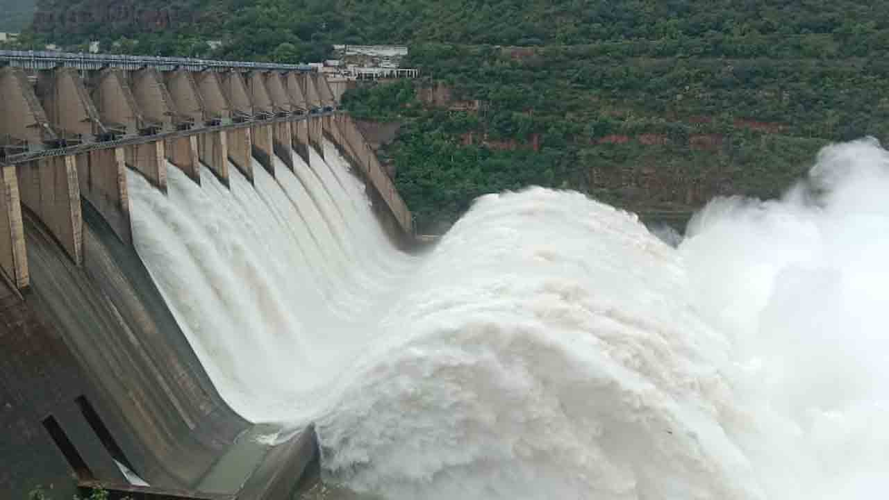 శ్రీశైలానికి పెరిగిన వరద