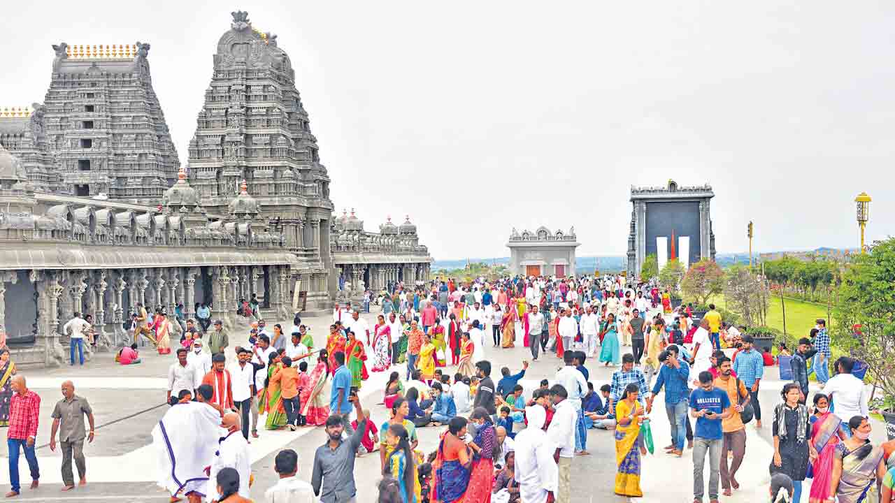 గుట్టలో భక్తుల సందడి