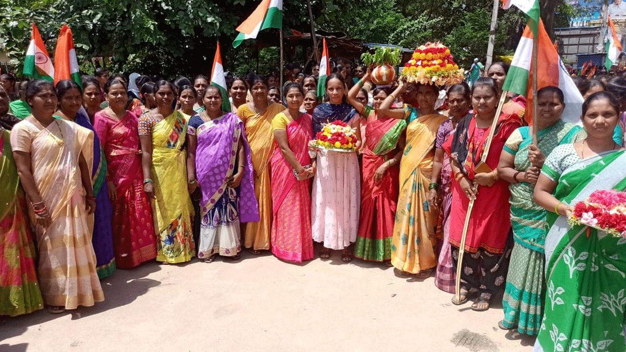 దారులన్నీ పట్టణాల వైపే..