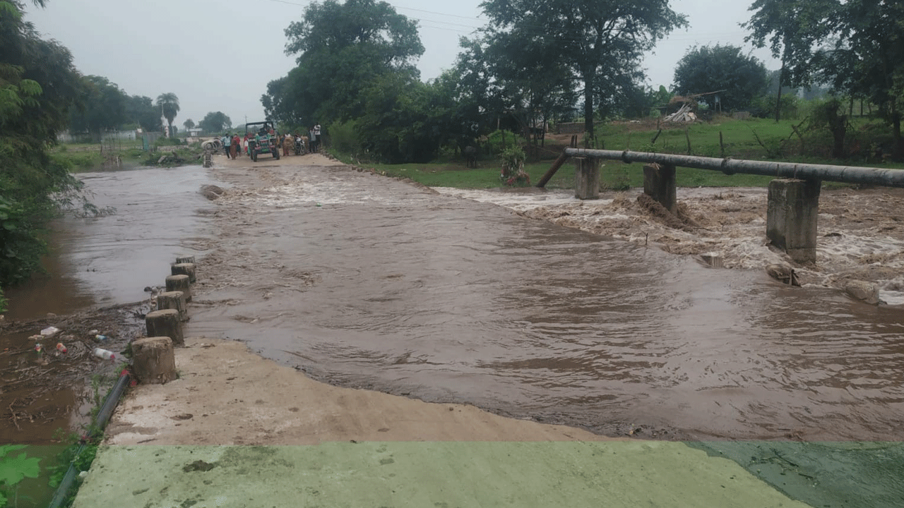 ఉప్పొంగిన వాగులు