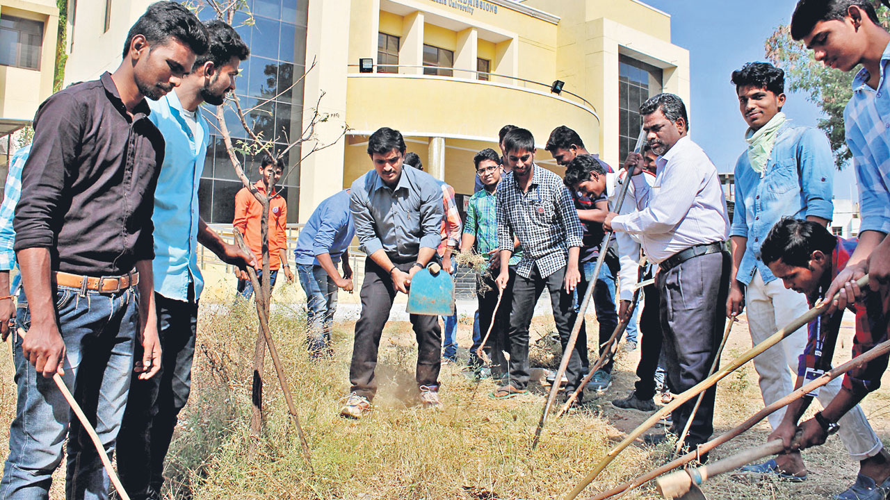సేవామార్గంలో అభివృద్ధి