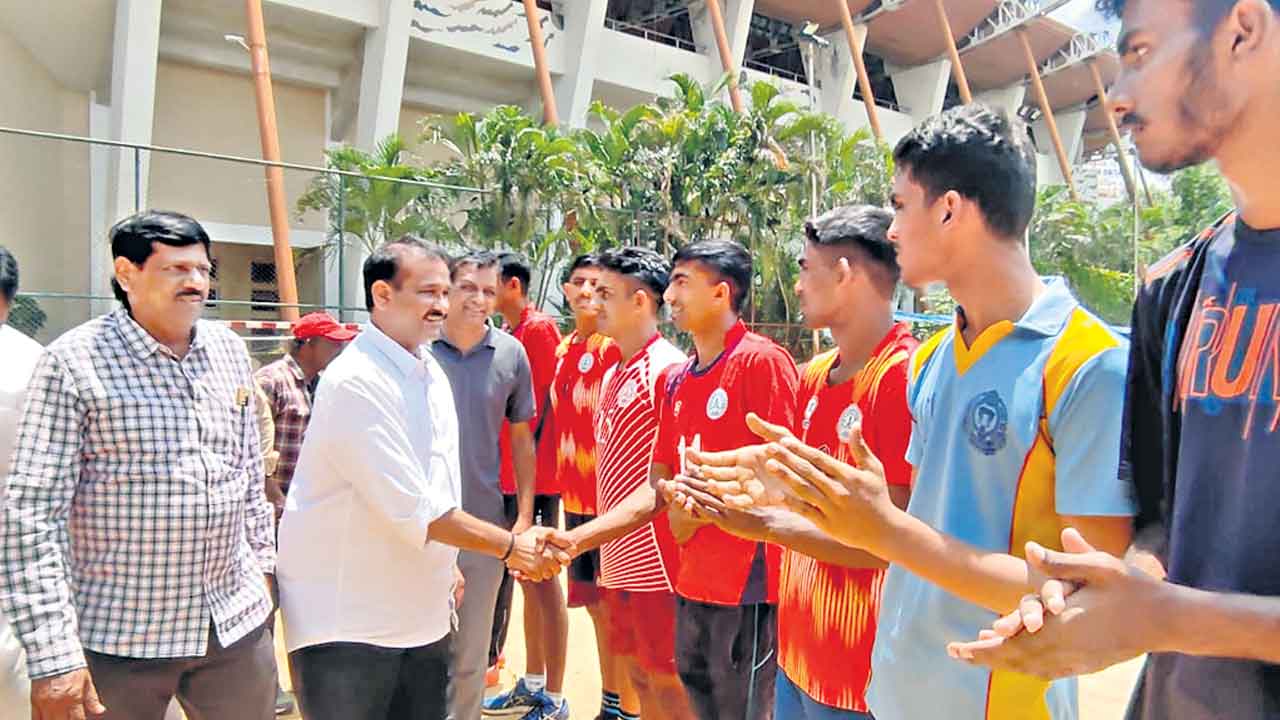 జాతీయ హ్యాండ్‌బాల్‌ పోటీలకు తెలంగాణ టీమ్‌