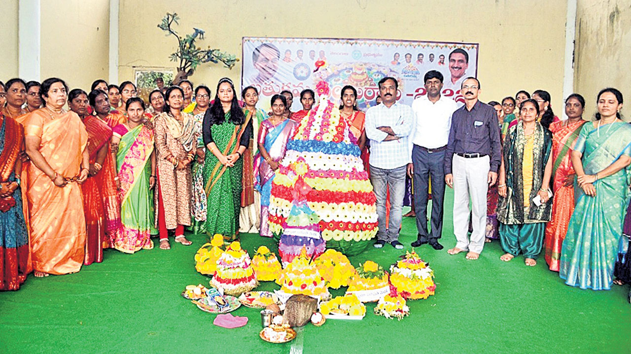 వైభవంగా బతుకమ్మ ఉత్సవాలు