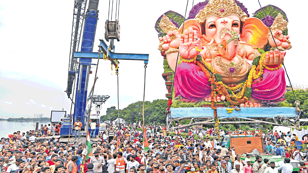 ప్రశాంతంగా వినాయక నిమజ్జనం