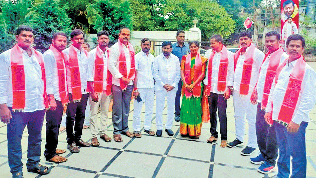 మునుగోడు టీఆర్‌ఎస్‌లోకి వలసల జోరు