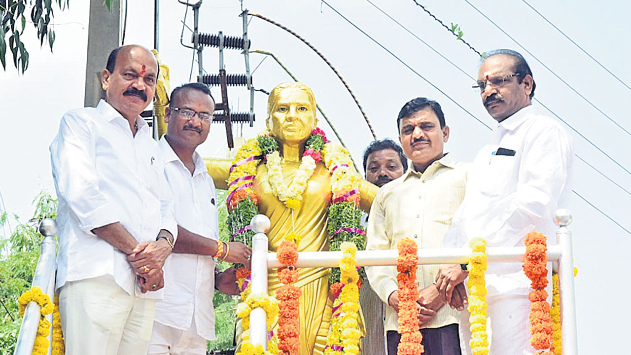 చాకలి ఐలమ్మ జీవితం ఆదర్శనీయం