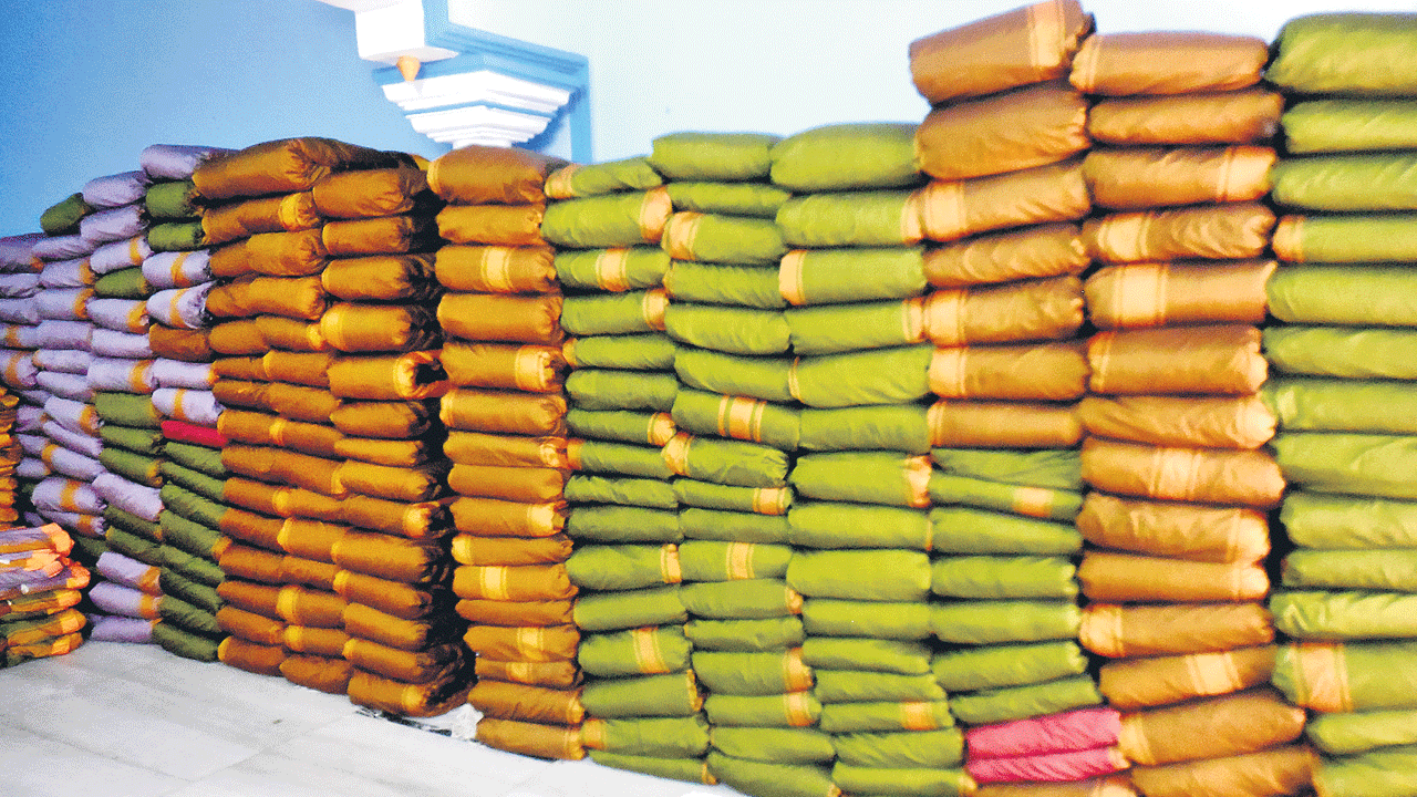 బతుకమ్మ సారెలొచ్చాయి