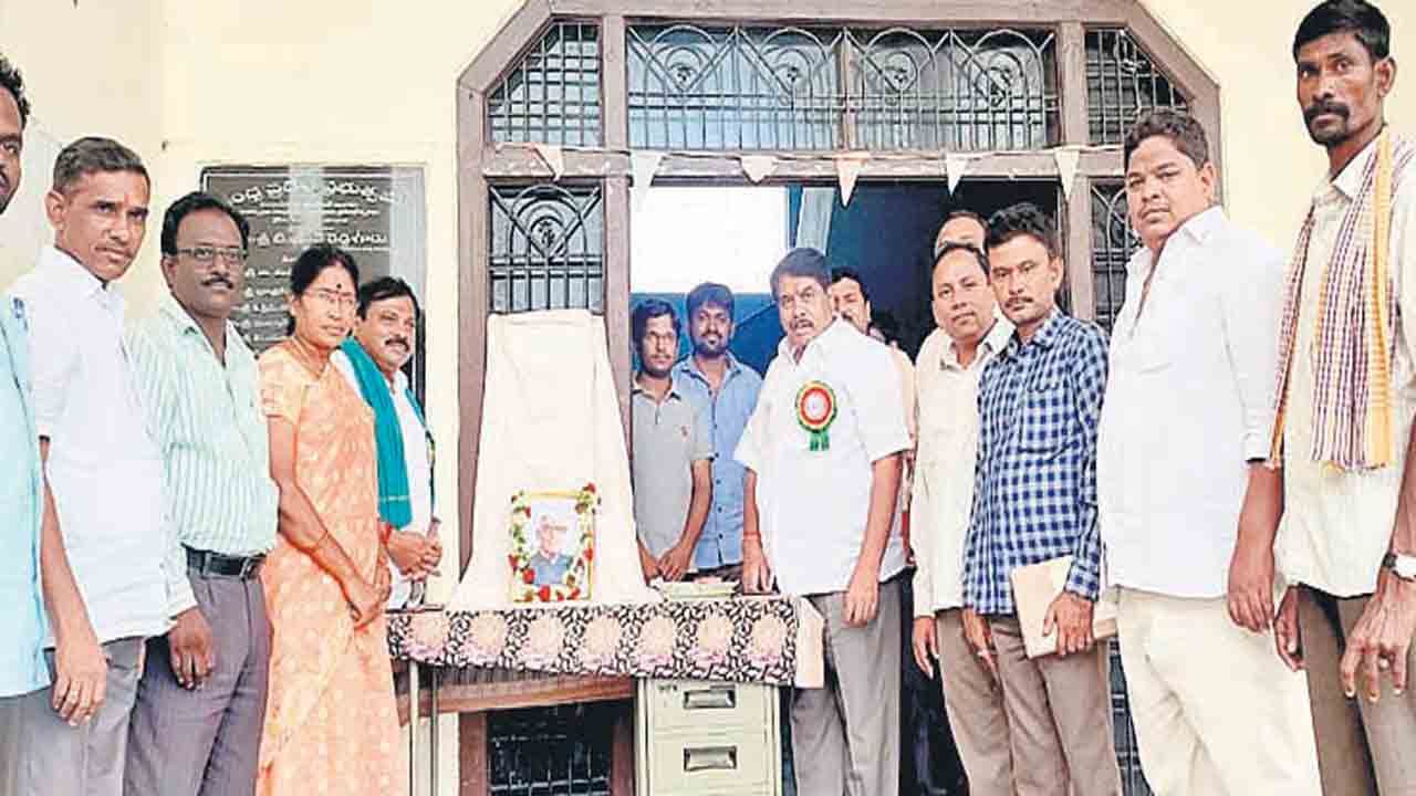 కొండా లక్ష్మణ్‌ బాపూజీకి నివాళి