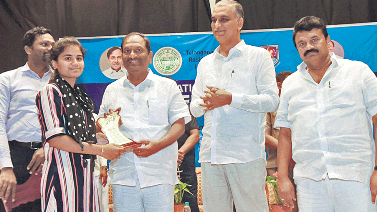 సంచార పశువైద్యశాలలు దేశానికే ఆదర్శం