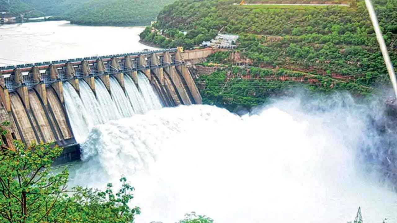 శ్రీశైలం ప్రాజెక్టు 6 గేట్ల ద్వారా నీటి విడుదల