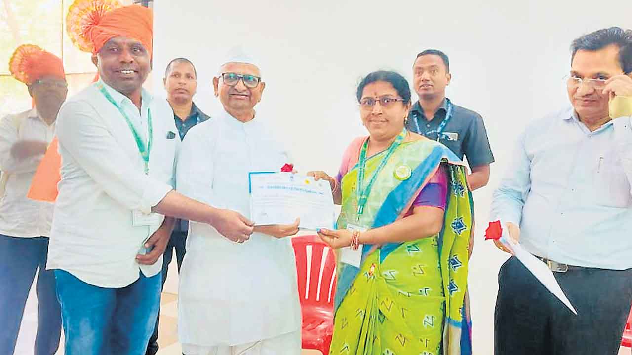 ముక్రా(కే)కు అన్నా హజారే ప్రశంసలు