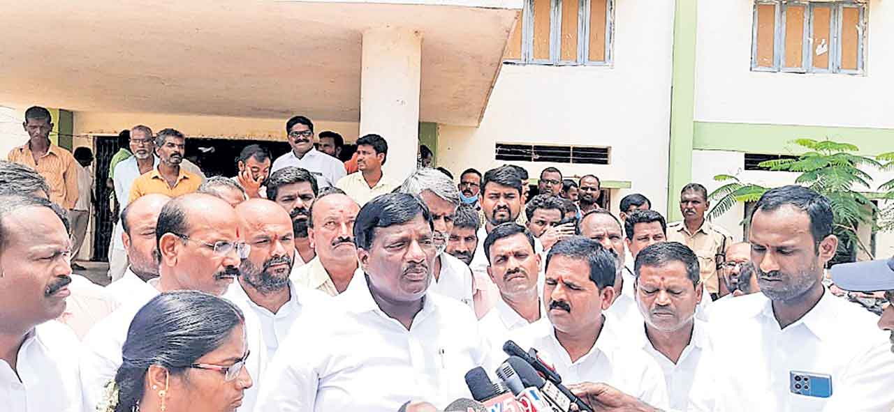 అది అబద్ధం..