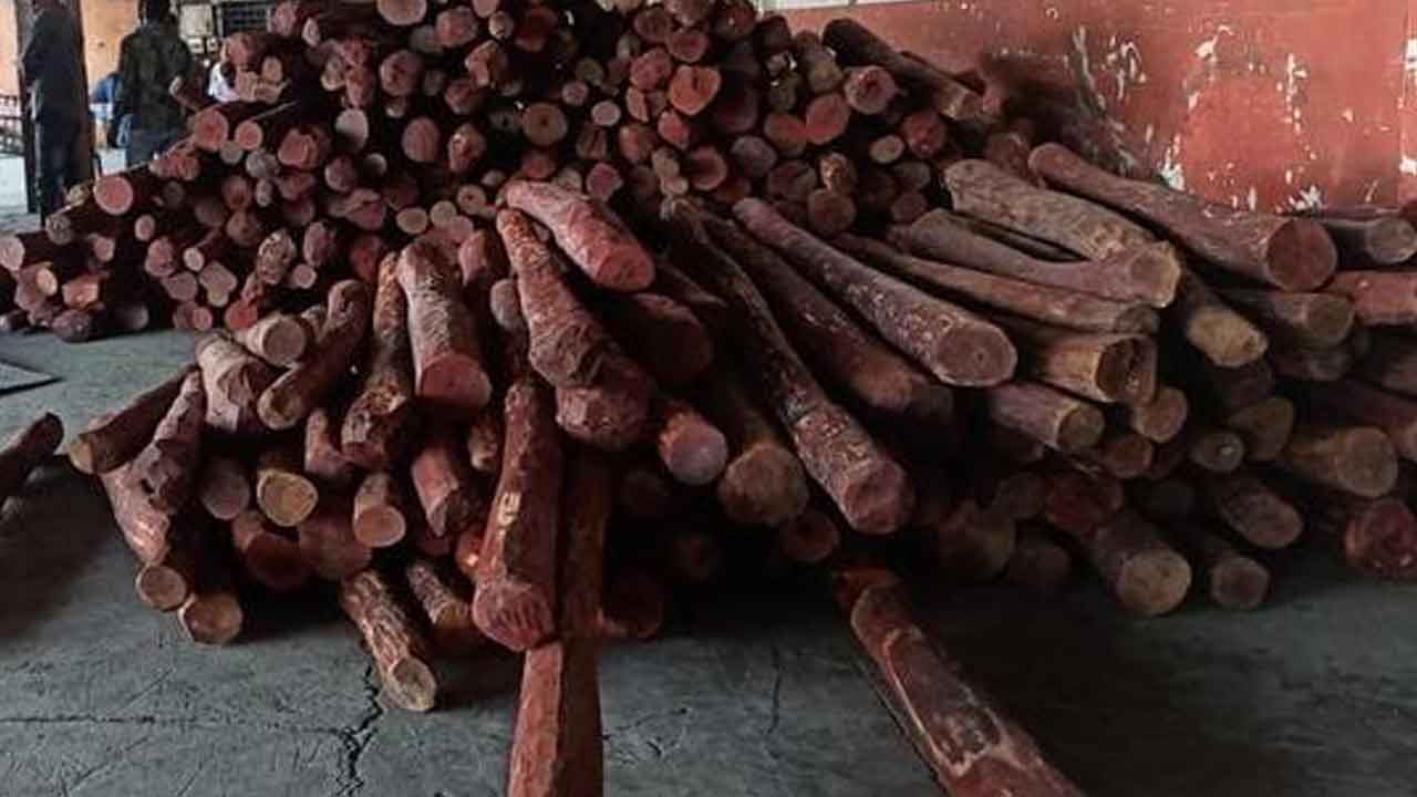 పోలీసులపై దాడి..తమిళ కూలీలు అరెస్టు