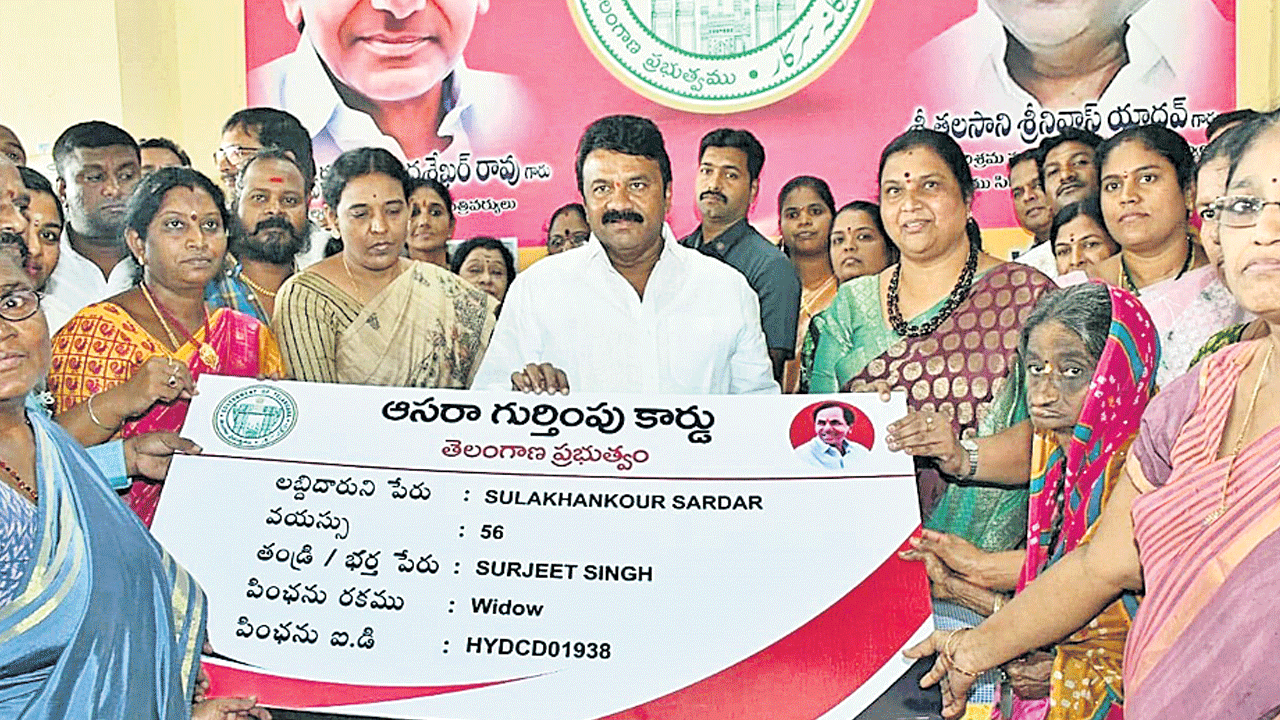 ఆసరా పింఛన్లతో పేదలకు భరోసా