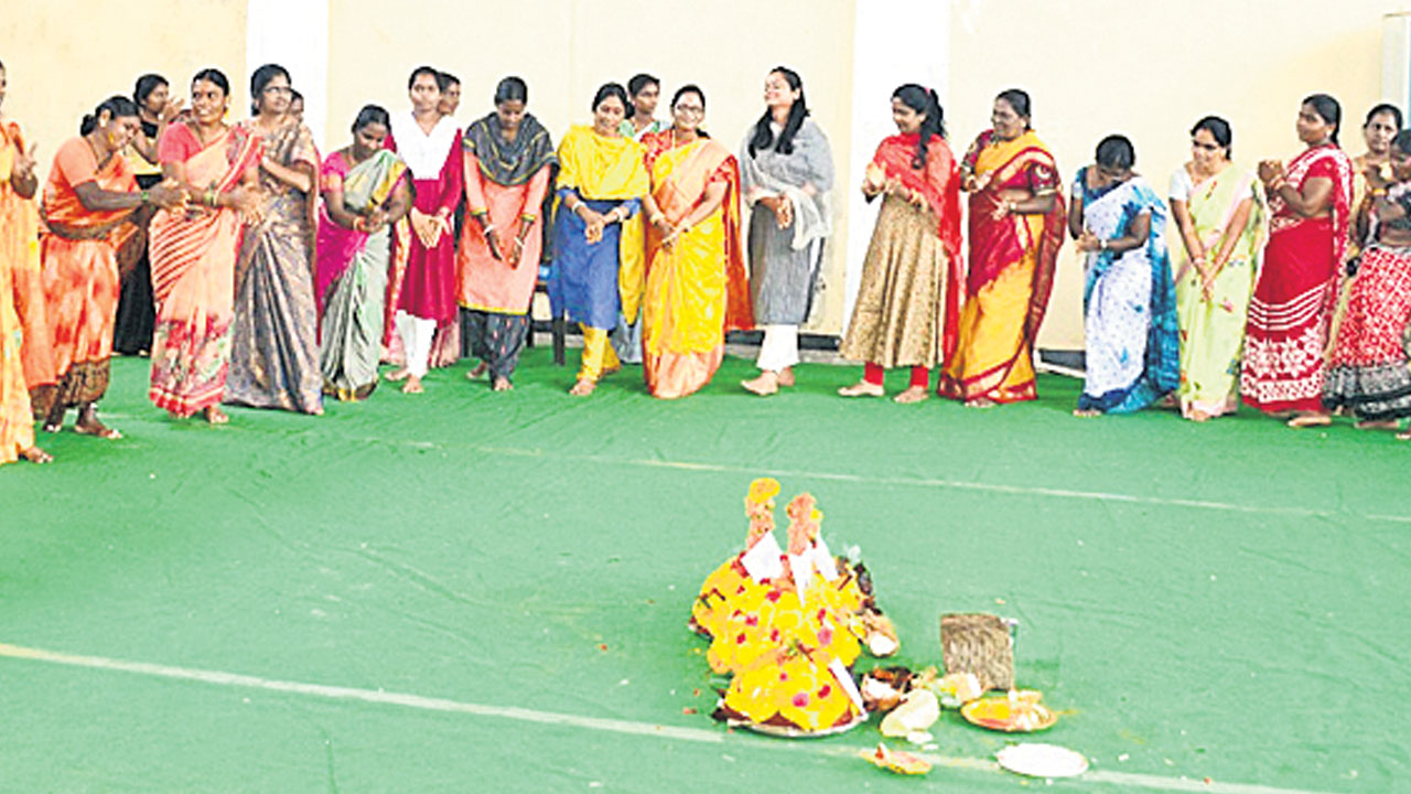 తెలంగాణ సంస్కృతికి చిహ్నం బతుకమ్మ