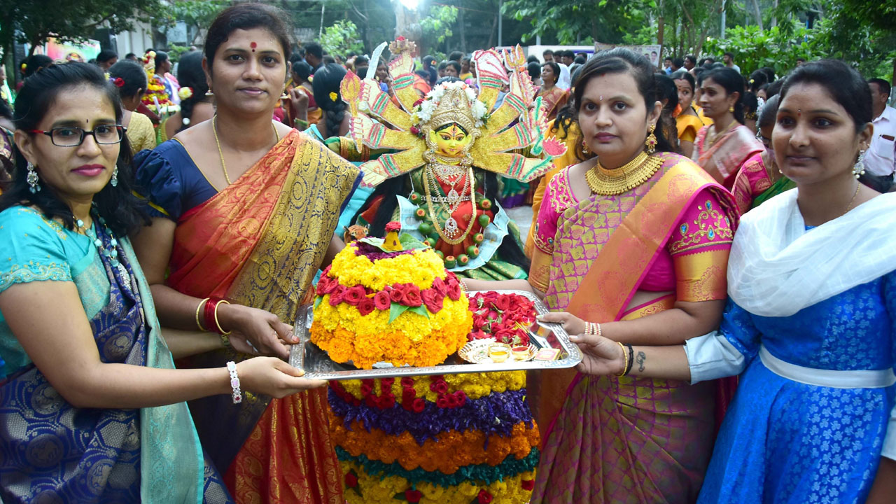 కలెక్టరేట్‌లో బతుకమ్మ సందడి