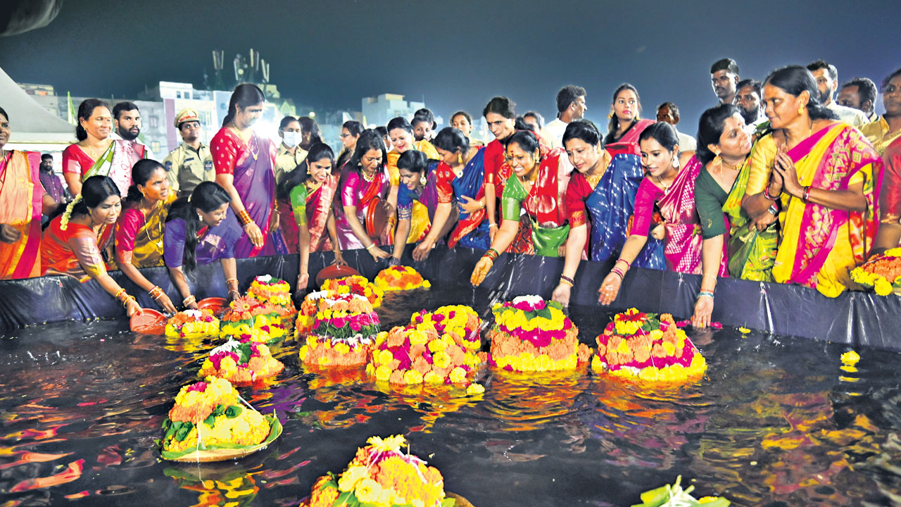 ఆరేసి పూలేసి చందమామా ఆరు జాములాయె చందమామా