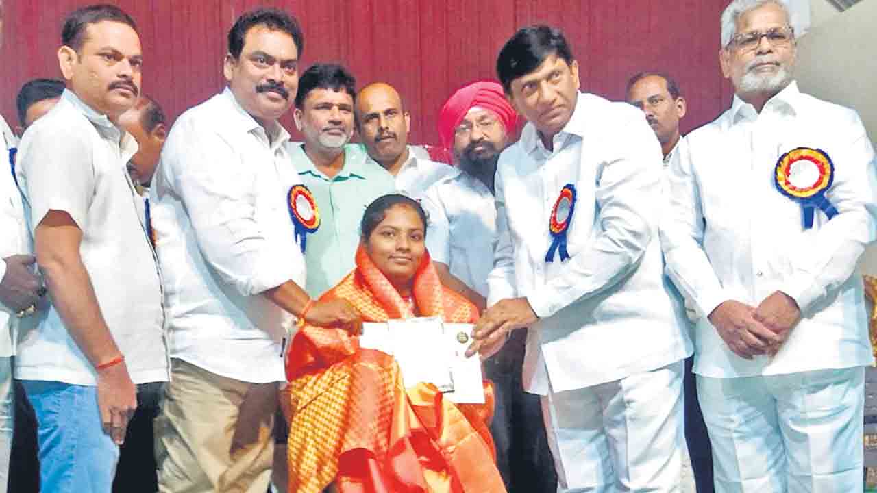 ప్రైవేట్‌ టీచర్లను కేంద్రం ఆదుకోవాలి