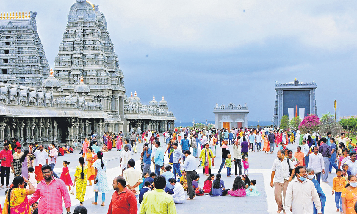 గుట్టలో భక్తుల కోలాహలం