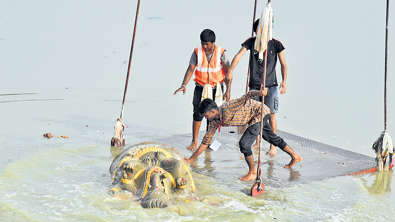 అనుక్షణం నిఘా నీడలోనే..