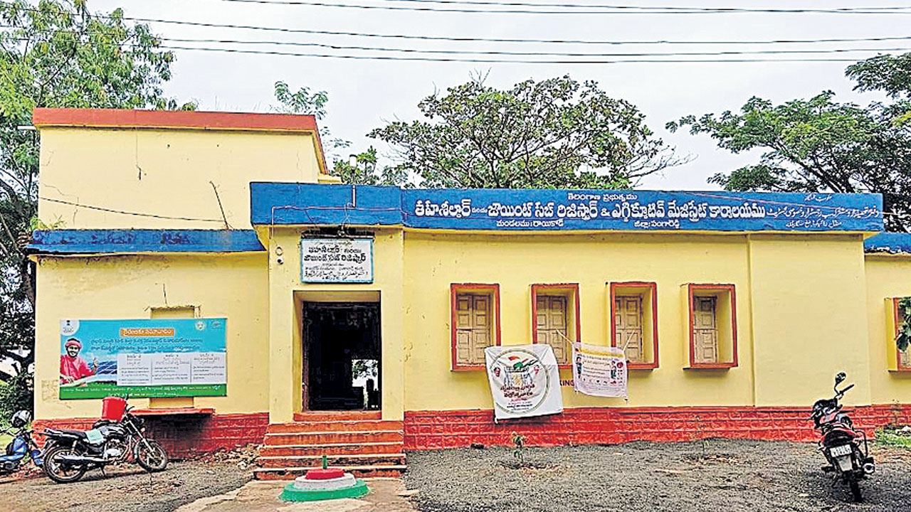 తప్పుడు పత్రాలతో అక్రమ పట్టాలు