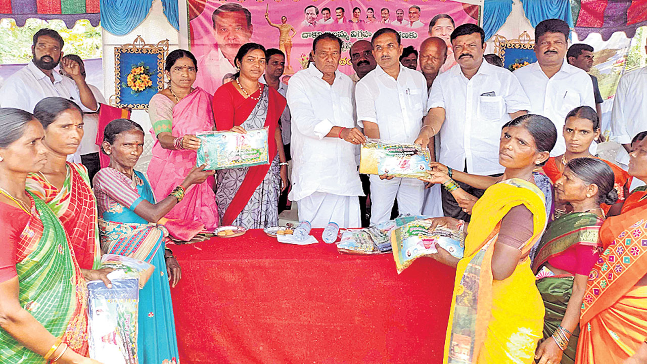 పూల పండుగకు ప్రభుత్వ కానుక