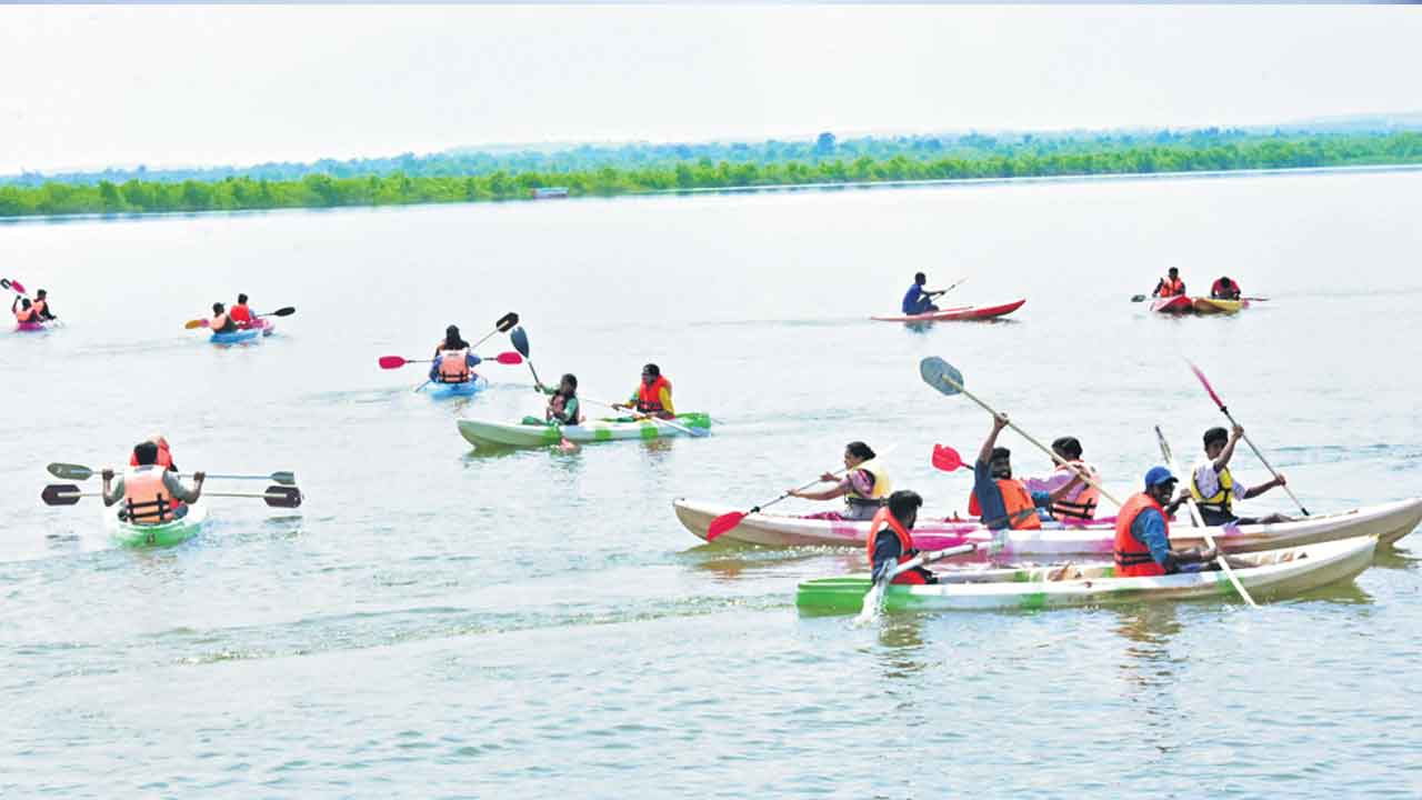 బోటింగ్ చెద్దాం.. చలో.. చలో..
