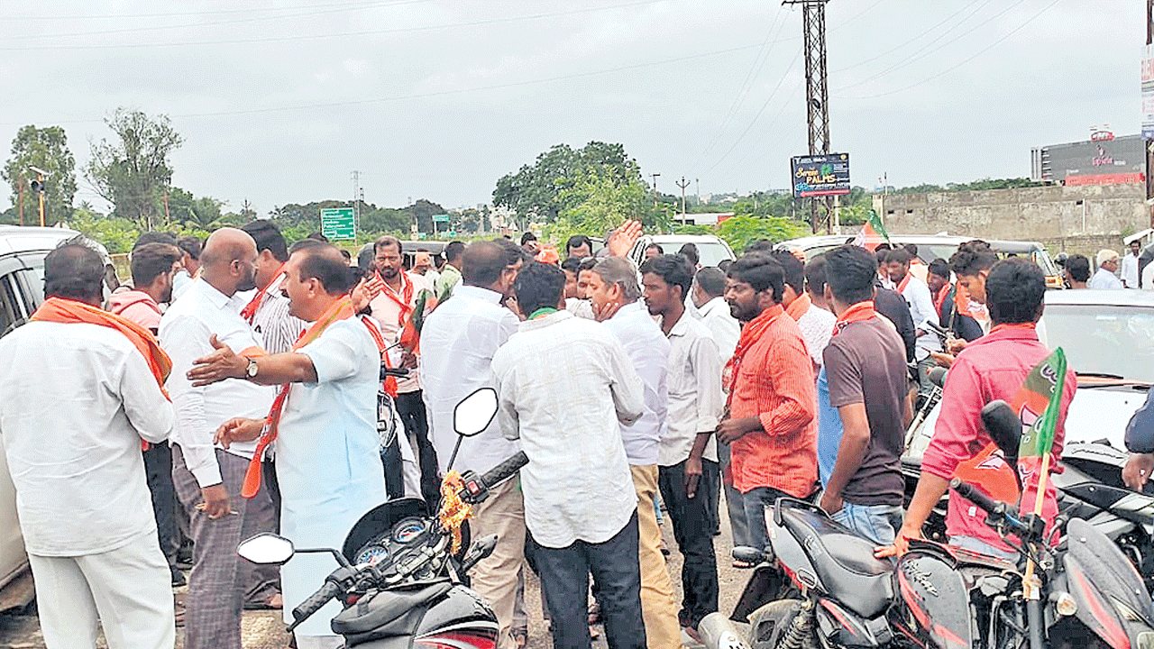 బీజేపీ నేతల డిష్యుం.. డిష్యుం