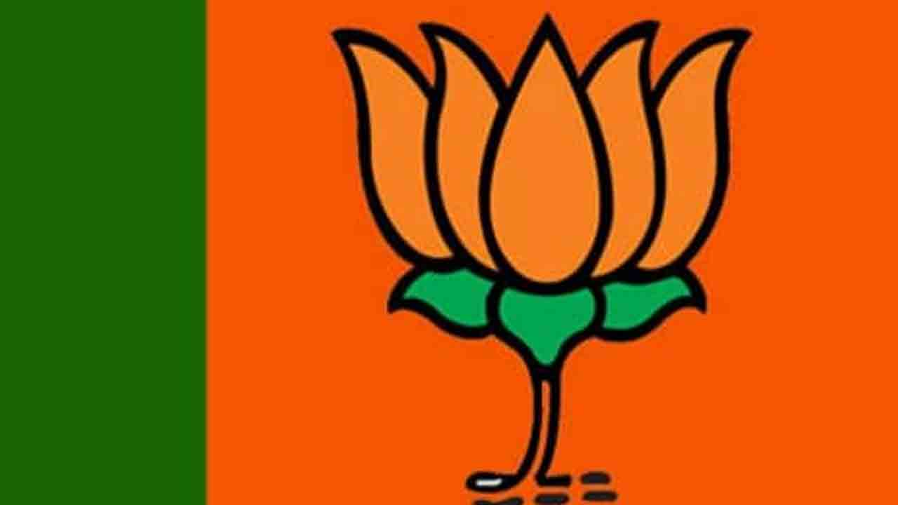 ముగ్గురు మూడు దిక్కుల్లో..!