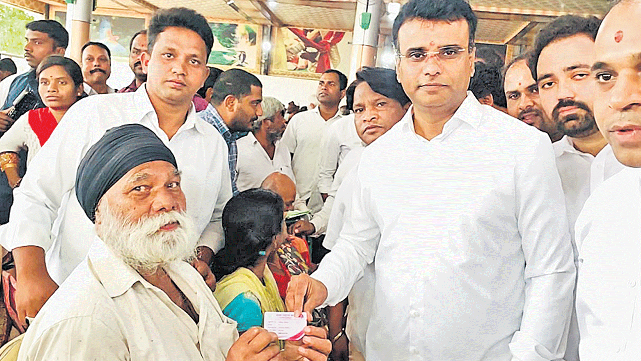 ఆసరా పింఛన్లతో పేదలకు భరోసా