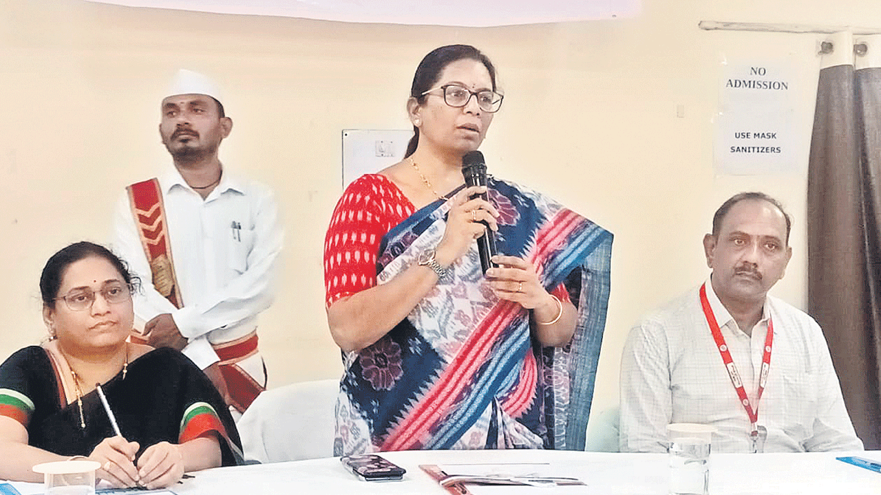 రుణాలు సకాలంలో చెల్లించాలి