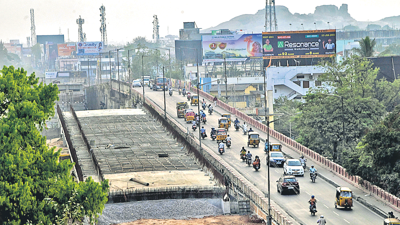 పైసా ఇయ్యదు.. పనులు చేయనివ్వదు!