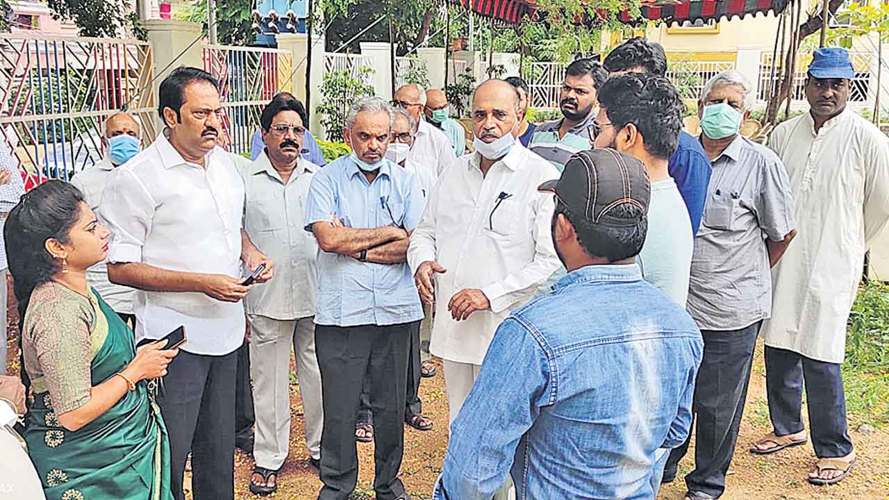 పార్కులను తీర్చిదిద్దుతున్నాం