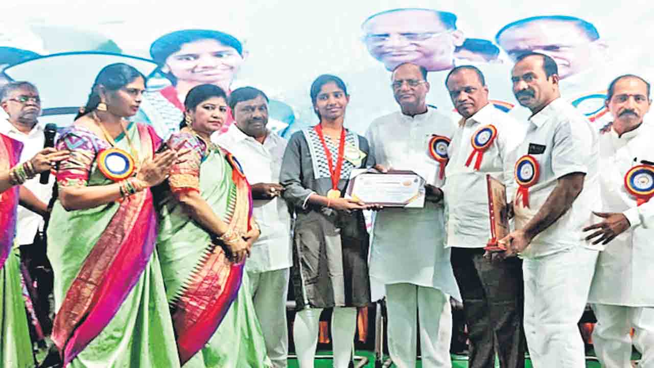 విద్యార్థులకు ప్రతిభా పురస్కారాలు