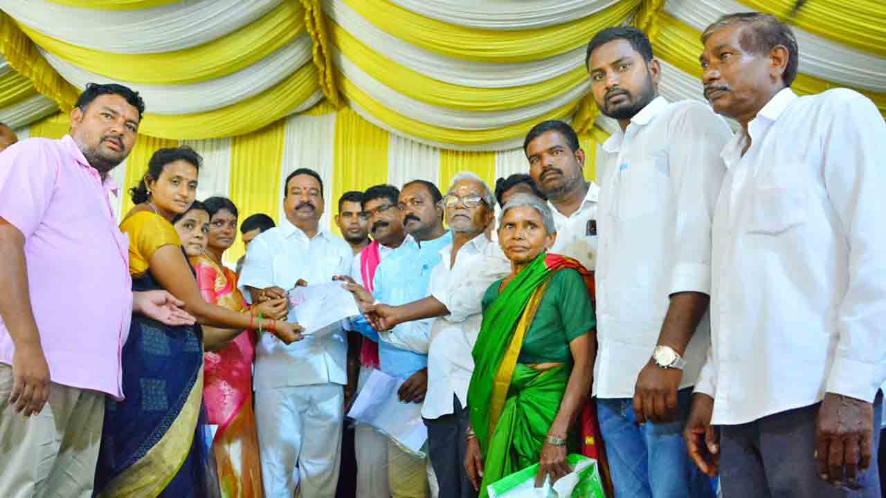 అర్హులందరికీ పింఛన్లు అందిస్తాం