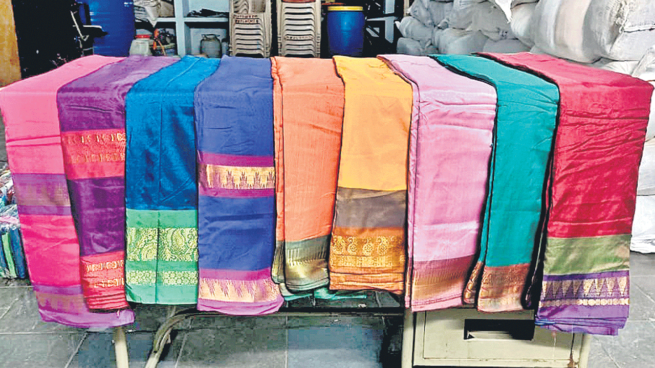 జిల్లాకు చేరిన బతుకమ్మ చీరెలు