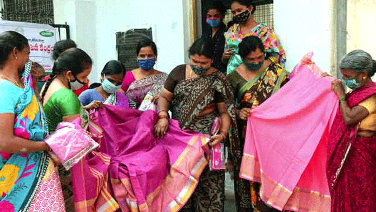 బతుకమ్మ కానుక